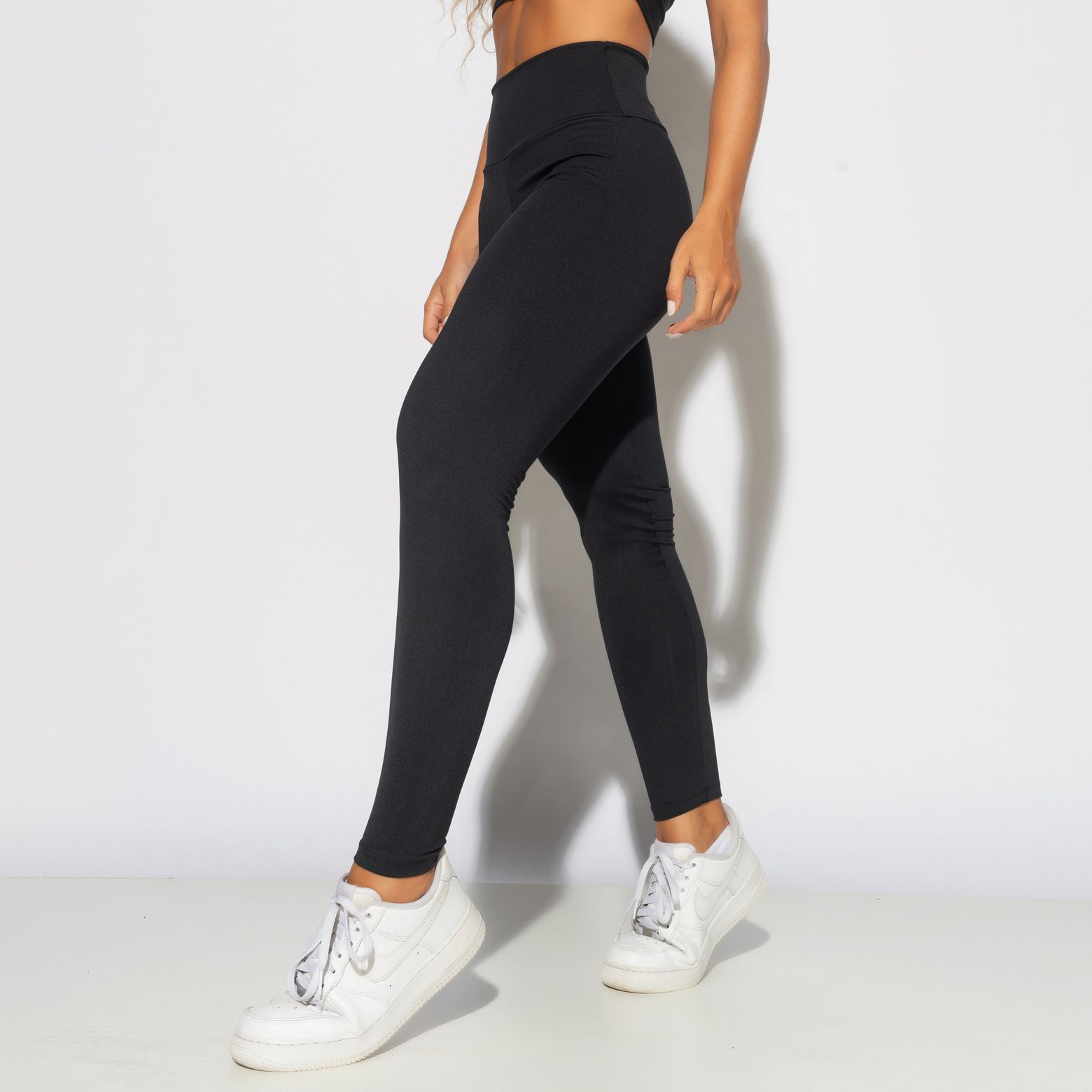 Calça Legging Curta Feminina Fitness Preta Básica Academia em Promoção na  Americanas