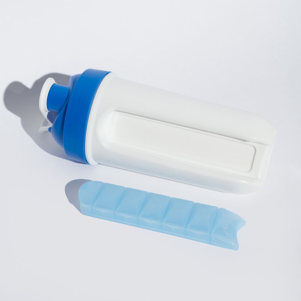 Coqueteleira-com-Porta-Comprimido-Azul-750ml-SQ061